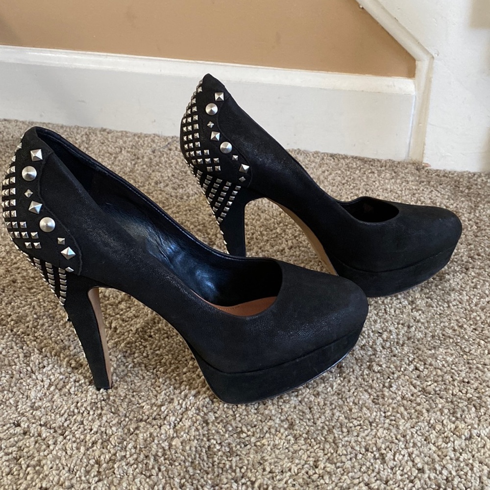 Used black pumps